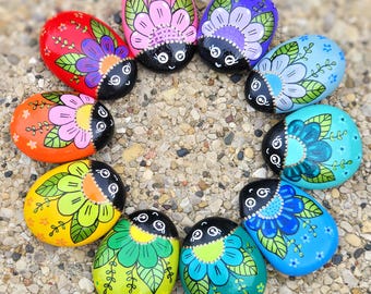 Piedras pintadas a mano con mariquitas y flores – Arte rupestre original – Decoración colorida – Idea de regalo única – Juego de piedras pintadas con motivos florales – Piedras arcoíris