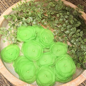 Sheer voile flower appliques, handmade fabric flower embellishments for floral crafts (15pcs)- LIME GREEN BLOSSOMS afbeelding 5