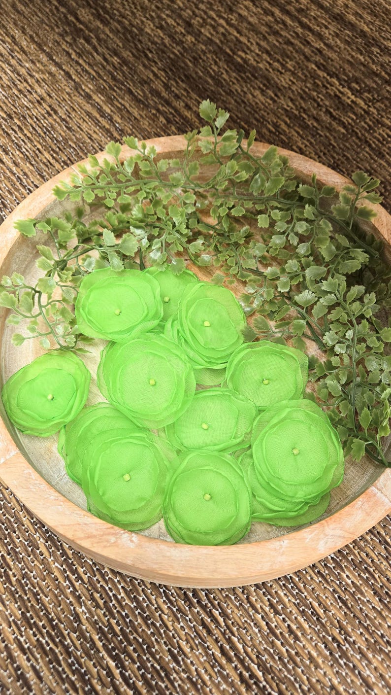 Sheer voile flower appliques, handmade fabric flower embellishments for floral crafts (15pcs)- LIME GREEN BLOSSOMS afbeelding 5