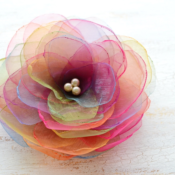 Broche de flor de organza hecho a mano, flor de tela, accesorio floral, broche de flor, broche de flor de organza - RAINBOW BLOSSOM