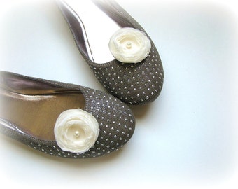 Shoe clips with handmade fabric flowers (set of 2 pcs )-  CREAM IVORY BLOSSOMS (with pearls)