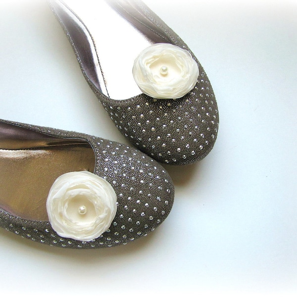 Shoe clips with handmade fabric flowers (set of 2 pcs )-  CREAM IVORY BLOSSOMS (with pearls)