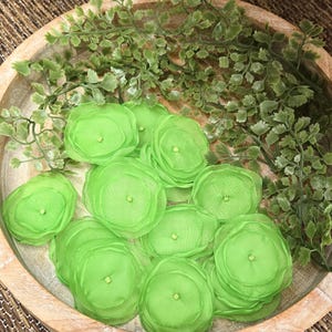 Sheer voile flower appliques, handmade fabric flower embellishments for floral crafts (15pcs)- LIME GREEN BLOSSOMS afbeelding 3
