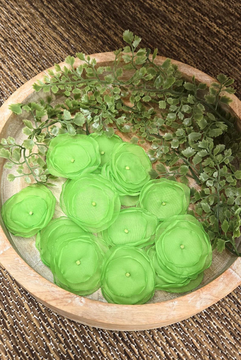 Sheer voile flower appliques, handmade fabric flower embellishments for floral crafts (15pcs)- LIME GREEN BLOSSOMS afbeelding 3