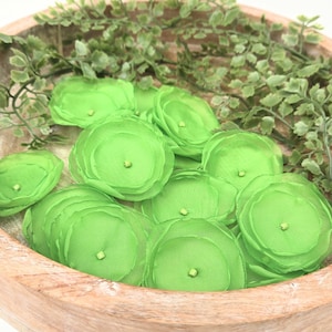 Sheer voile flower appliques, handmade fabric flower embellishments for floral crafts (15pcs)- LIME GREEN BLOSSOMS afbeelding 1