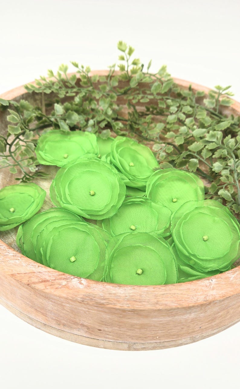 Sheer voile flower appliques, handmade fabric flower embellishments for floral crafts (15pcs)- LIME GREEN BLOSSOMS afbeelding 1