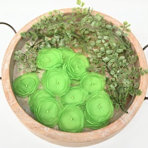 Sheer voile flower appliques, handmade fabric flower embellishments for floral crafts (15pcs)- LIME GREEN BLOSSOMS afbeelding 2