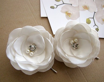 Bridal hair pins with satin fabric flowers, floral hair accessories (set of 2 pcs) - IVORY BLOSSOMS (with rhinestones and pearls)