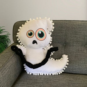 Oreiller en peluche fantôme de 18 po. avec bordure à pompons blancs. Décoration d&#39;Halloween pour la maison. Livraison gratuite ! Décoration d&#39;Halloween fantasmagorique