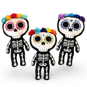 Peluche de esqueleto de calavera de azúcar del Día de Muertos de 12". Decoración del hogar de Halloween / Día de los Muertos. Muñeco de peluche de calavera de azúcar gótico del Día de los Muertos.