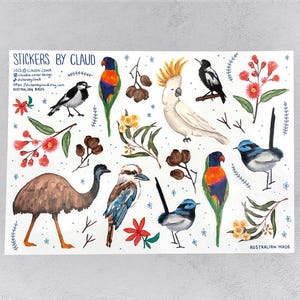 Könnte beinhalten: Ein Stickerbogen mit Aquarellillustrationen verschiedener australischer Vögel, darunter ein Kakadu, ein Emu und ein Kookaburra, sowie florale Elemente. Der Text "STICKERS BY CLAUD" und "AUSTRALIAN MADE" sind ebenfalls vorhanden.