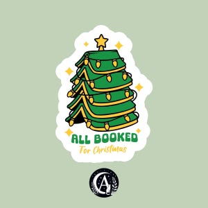 Könnte beinhalten: Ein Aufkleber mit einem stilisierten Weihnachtsbaum mit grünen Schichten, gelben Akzenten und Lichterketten. Der Text "ALL BOOKED For Christmas" steht unter dem Baum. Ein goldener Stern ziert die Spitze.