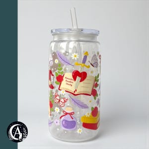 Könnte beinhalten: Ein durchsichtiger Glasbecher mit Deckel und Strohhalm, verziert mit farbenfrohen Illustrationen. Das Design umfasst ein Buch mit einem Herzen, Schmetterlingen, Blumen und dem Text "Remarkable Readers Society".