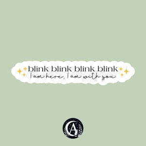 Könnte beinhalten: Ein weißer Aufkleber mit dem Text "blink blink blink blink I am here, I am with you" in schwarzer, handschriftlicher Schrift. Der Aufkleber hat einen hellgrünen Hintergrund und ist mit gelben Sternen verziert.