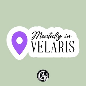 Könnte beinhalten: Ein Aufkleber mit dem Text "Mentally in VELARIS" in schwarzer Schrift, einer lila Standortmarkierung und einem kreisförmigen Logo mit einer Katze. Der Hintergrund ist hellgrün.