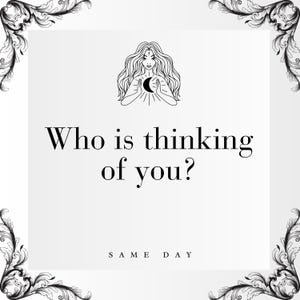 Pode incluir: Uma ilustração em preto e branco de uma mulher com cabelo comprido segurando uma lua crescente. O texto "Quem está pensando em você?" está abaixo da ilustração. O texto "SAME DAY" está na parte inferior da imagem.