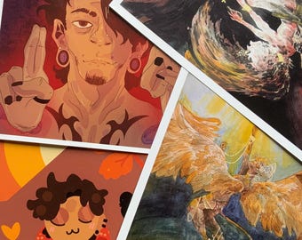 Puede incluir: Una colección de impresiones artísticas con diversas ilustraciones. Una impresión muestra a una persona con tatuajes y piercings haciendo un gesto con la mano. Otras impresiones presentan figuras aladas y arte abstracto.