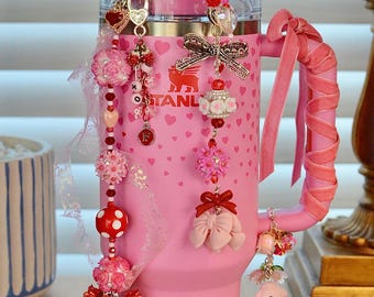 Juego de accesorios de diseño V-Day Everyday para vaso Stanley de 40 oz, color rosa, ideal para el Día de San Valentín. Vaso no incluido. Vaso no incluido.
