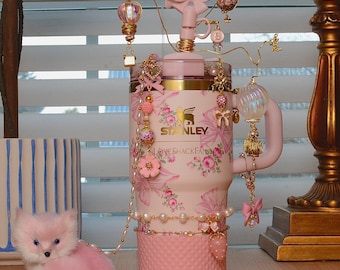Fancy's day op het Hot Air Balloon Festival. Designer-accessoireset voor Stanley 20oz Pink LoveShackFancy-vakantiedondermiddel. Beker niet inbegrepen