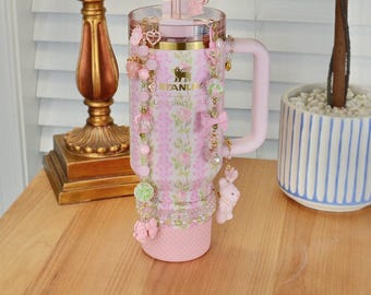 El set completo de accesorios Velveteen-loveshackfancy para Blooming Heirloom Stanley y muchos otros vasos rosas. Vaso NO incluido. OFERTA