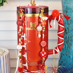 Un risveglio di Capodanno - Set completo di accessori di design per tazze color scarlatto o altri colori rosso oro. Include un polsino personalizzato. Tazza non inclusa.