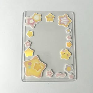 Cargador superior decorado con pegatinas de Kpop. Estética bonita y linda con estrellas rosas, blancas y amarillas. Indie.