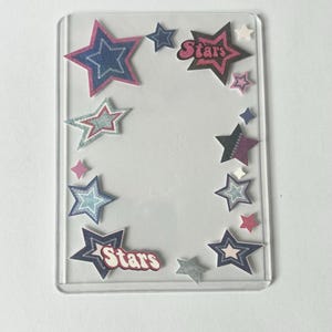 Toploader decorado com adesivos Kpop Toploader Deco, bonito, estético, rosa, azul escuro, roxo, estrelas, branco, Y2K