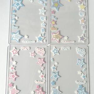 Puede incluir: Cuatro tarjeteros de plástico transparente decorados con estrellas pastel y texto coreano. Las estrellas son en tonos rosa, azul y amarillo. Algunas tarjetas tienen las palabras "Love" y "100%" impresas.