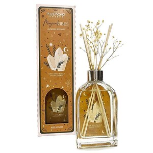Könnte beinhalten: Ein klarer Glas-Reed-Diffusor mit silberner Kappe, gefüllt mit einer hellbernsteinfarbenen Flüssigkeit und Schilf. Das Produkt befindet sich in einer Schachtel mit dem Text "Magical Vibes Lavender & Rosemary" und einer Kristallgrafik. Auf der Schachtel und der Flasche steht "Give This World Good Energy."