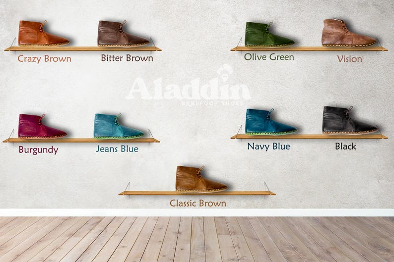 Puede incluir: Una exhibici&oacute;n de botines en varios colores, incluyendo marr&oacute;n, verde, azul y negro, cada uno sobre una estanter&iacute;a de madera. Los botines est&aacute;n etiquetados con nombres de colores como "Crazy Brown" y "Navy Blue".