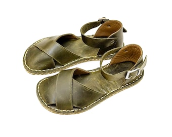 Sandalias descalzas de cuero Grounding: Minimalistas, planas con remaches de cobre - Verde oliva