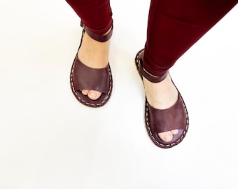 Sandalias descalzas de cuero hechas a mano para mujer: zapatos minimalistas burdeos