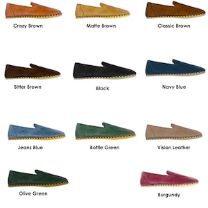 Pode incluir: Uma cole&ccedil;&atilde;o de sapatos slip-on de couro em v&aacute;rias cores, incluindo castanho, preto, azul e verde. Cada sapato tem uma ponta arredondada e uma sola costurada. As cores s&atilde;o rotuladas: Crazy Brown, Matte Brown, Classic Brown, Bitter Brown, Black, Navy Blue, Jeans Blue, Bottle Green, Vision Leather, Olive Green e Burgundy.