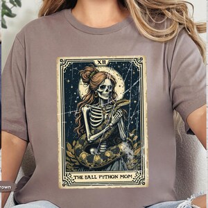 Ball Python Mom Tarot TShirt, Python Lover Tee, Gothic Skeleton Python Shirt, Cool Ball Python Shirt, Unique Gift for Python Owners afbeelding 9