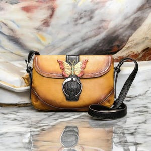Bolsa de ombro feminina de couro pintada à mão | Bolsa pequena retrô tipo carteiro | Presente ideal para mulheres estilosas para elevar qualquer roupa