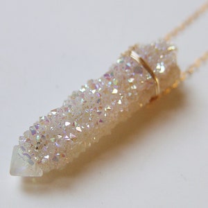 Collier en or avec cristaux Angel Aura. Collier tendance quartz spiritueux, collier en or 14 carats quartz Angel Aura, collier en cristal brut