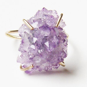 Anillo de amatista lavanda cruda: joya bohemia con piedras preciosas moradas y un toque de oro de 14 k.