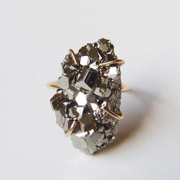 Bague en or avec cristal de pyrite. Bague tendance en pyrite brute