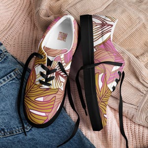 Women’s lace-up canvas shoes