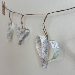 Papier fait main, guirlande de coeurs, tenture murale, cartes OS recyclées