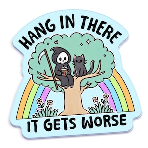 Könnte beinhalten: Ein blauer und weißer Aufkleber mit einem Cartoon-Bild eines Skeletts, das eine Tasse Kaffee hält und auf einem Ast sitzt, auf dem auch eine schwarze Katze sitzt. Der Text auf dem Aufkleber lautet "Hang in there it gets worse".