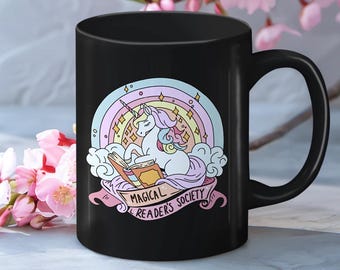 Taza de la Sociedad de Lectores Mágicos: diseño de unicornio, arcoíris y libros para amantes de los libros, fanáticos de la fantasía y momentos de café extravagantes