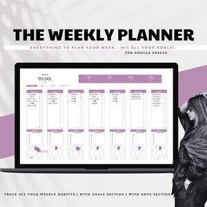 Op de afbeelding: Een laptop met een wekelijkse planner-sjabloon in paars en wit. Het scherm toont een "TO DO"-lijst en secties voor elke dag van de week. De bovenkant van het scherm leest "THE WEEKLY PLANNER" en "EVERYTHING TO PLAN YOUR WEEK - HIT ALL YOUR GOALS!"