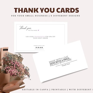 Op de afbeelding: Witte bedankkaarten met de tekst "Bedankt" en "Gemaakt met liefde, verzonden met een glimlach, verpakt met zorg". De kaarten zijn voor kleine bedrijven en kunnen worden bewerkt in Canva. De afbeelding bevat ook een boeket roze en witte bloemen.