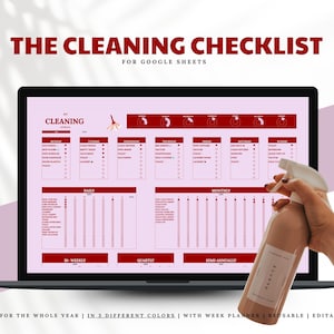 Op de afbeelding: Een laptopscherm toont een schoonmaakchecklist sjabloon voor Google Sheets, met een roze en wit ontwerp. De tekst "THE CLEANING CHECKLIST" en "FOR GOOGLE SHEETS" staan bovenaan. Een hand houdt een bruine spuitfles op de voorgrond. De checklist bevat dagelijkse, wekelijkse en maandelijkse taken.