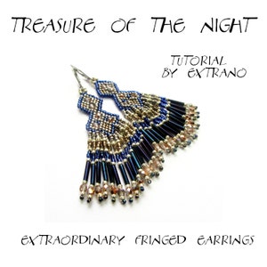Puede incluir: Un par de pendientes de cuentas azules y doradas con una franja de cuentas azul oscuro. Los pendientes están etiquetados como "Treasure of the Night" y "Tutorial by Extrano".