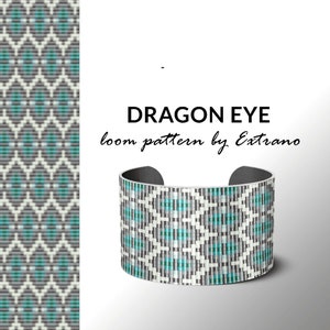Może przedstawiać: Bransoletka z koralików z geometrycznym wzorem w odcieniach szarości, bieli i turkusu. Bransoletka nazywa się "Dragon Eye" i jest wzorem tkackim autorstwa "Extranno".