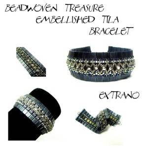 Può includere: Un braccialetto di perline con un design geometrico, realizzato con piccole perline quadrate di colore argento e blu. Il braccialetto è mostrato in tre diverse posizioni, tra cui un primo piano del lavoro delle perline.