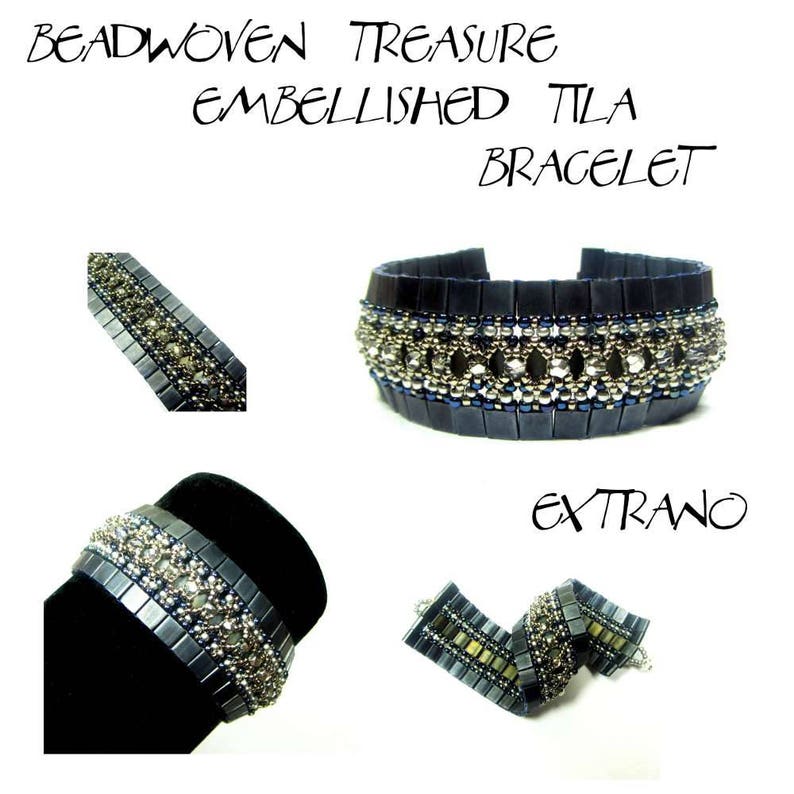 Pu&ograve; includere: Un braccialetto di perline con un design blu navy e argento. Il braccialetto &egrave; realizzato con piccole perline e presenta un motivo geometrico. Il testo "Beadwoven Treasure Embellished Tila Bracelet" &egrave; scritto sopra il braccialetto. Il testo "Extra&ntilde;o" &egrave; scritto sotto il braccialetto.