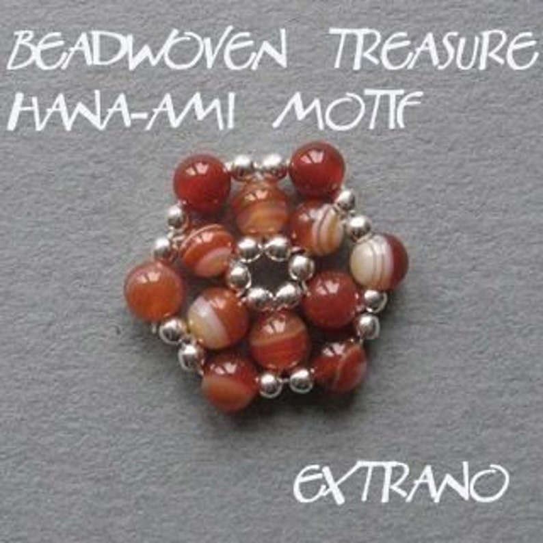 Puede incluir: Un primer plano de un motivo floral de cuentas hecho con cuentas de cornalina roja y plata. Las cuentas est&aacute;n dispuestas en un patr&oacute;n circular, creando una forma de flor. El texto "Beadwoven Treasure Hana-Ami Motif" est&aacute; escrito sobre la flor, y la palabra "Extra&ntilde;o" est&aacute; escrita debajo de la flor.